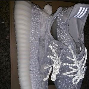 yeezy 350 for $275!! worn once !